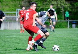 Magstadts Simon Wiesenfarth (links) im Zweikampf mit Maichingens Leandro Orfeo.